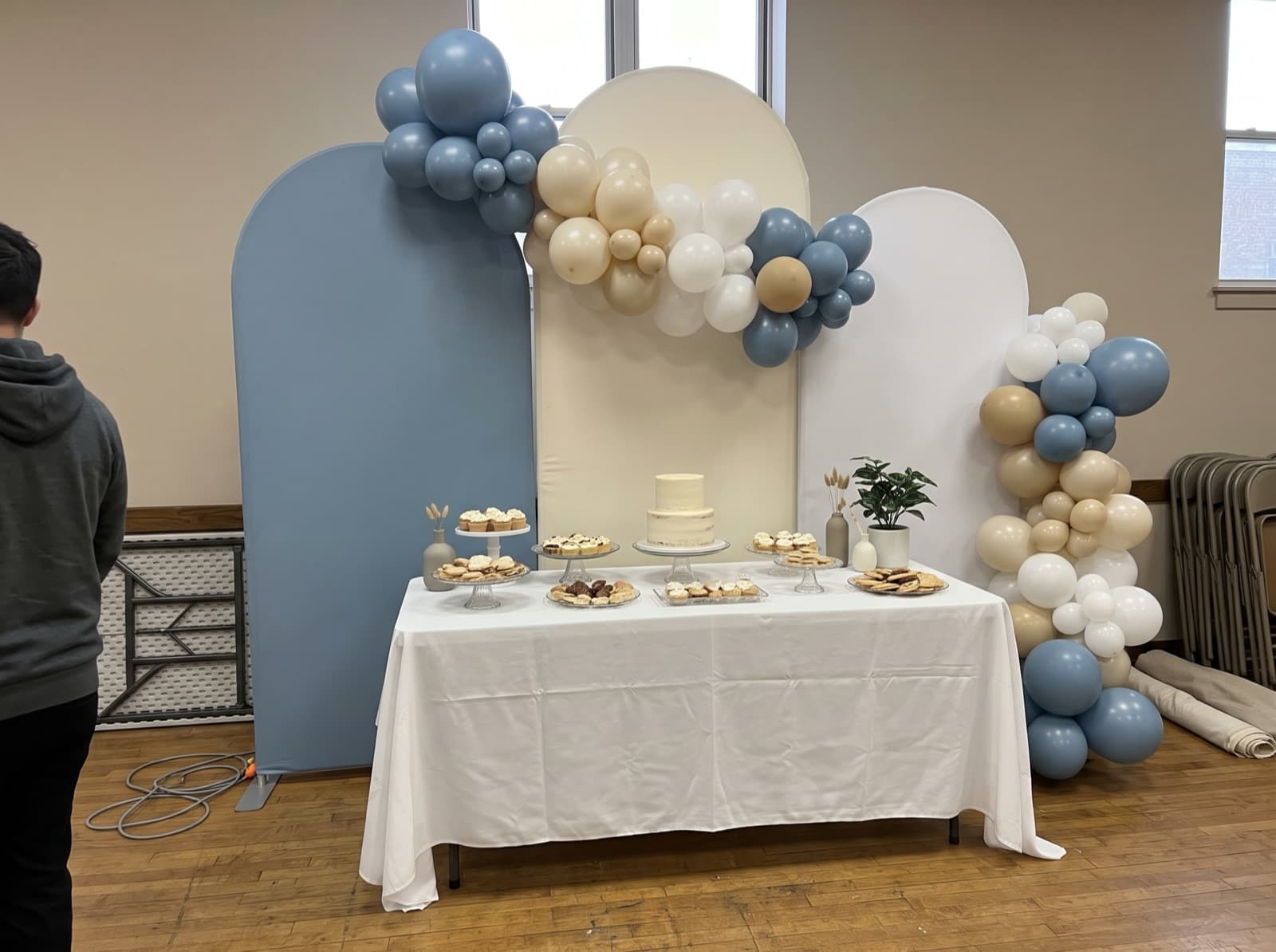 Chiara backdrop trio in dusty blue, cream and white with balloons